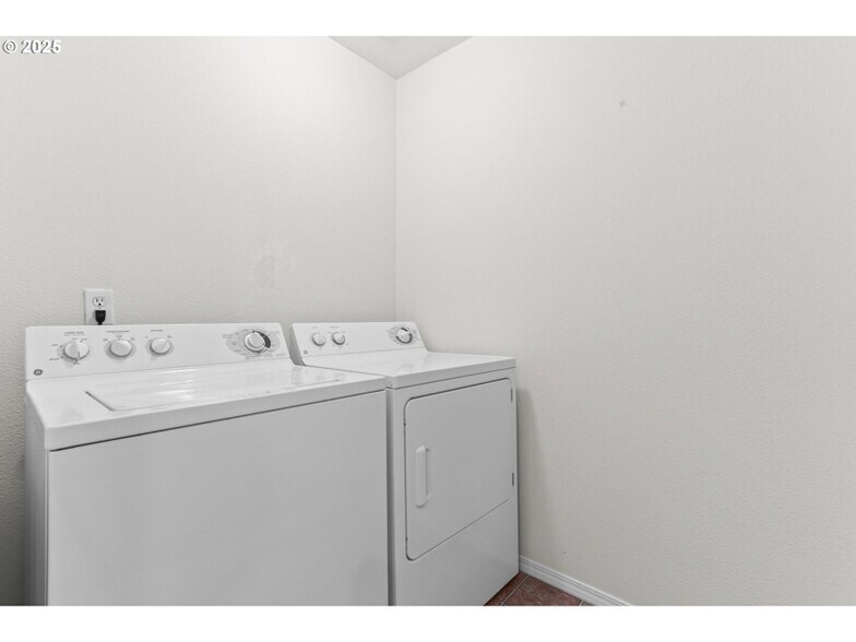 Building Photo - 2345 NW Oak Knoll Pl