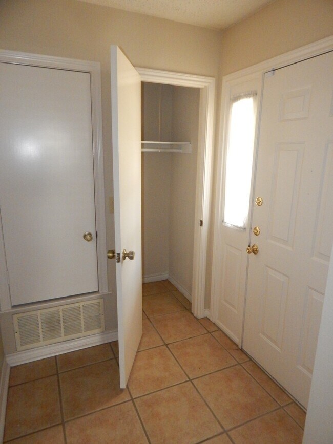 Building Photo - 808 Corey Dr