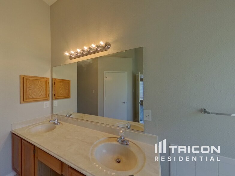 Building Photo - 2708 Hemingway Dr