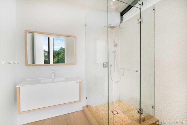 Building Photo - 521 Holiday Dr