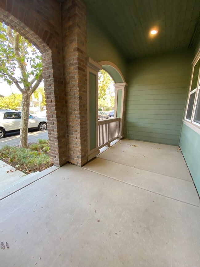 Building Photo - Livermore 3BD/2.5BA Townhouse in Great Neighborhood!