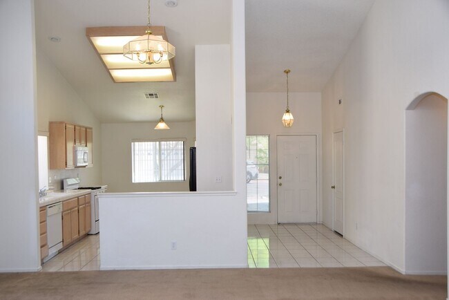 Building Photo - BEAUTIFUL NORTHWEST PROPERTY NEAR DINING A...