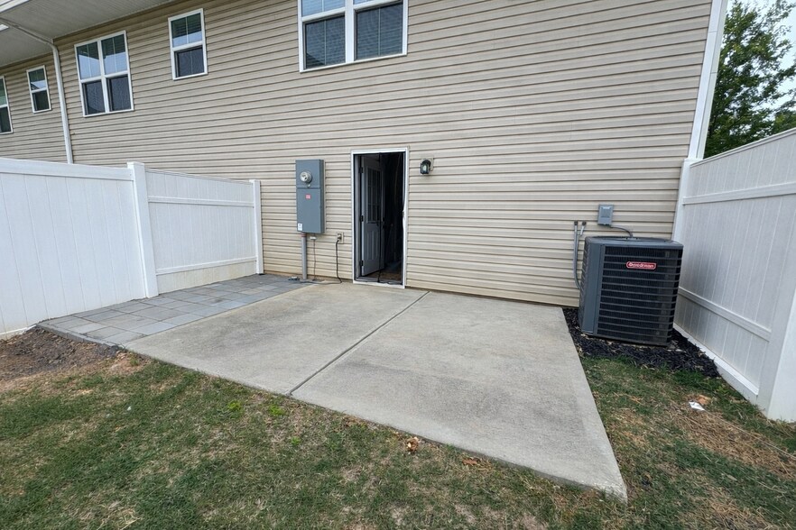 Building Photo - 6042 Cutwater Cir