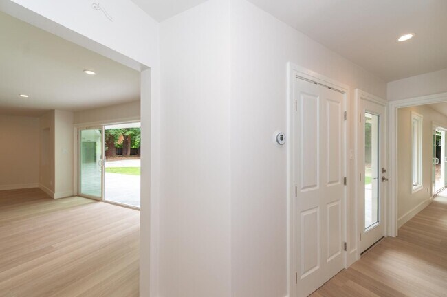 Building Photo - 9 Odell Pl