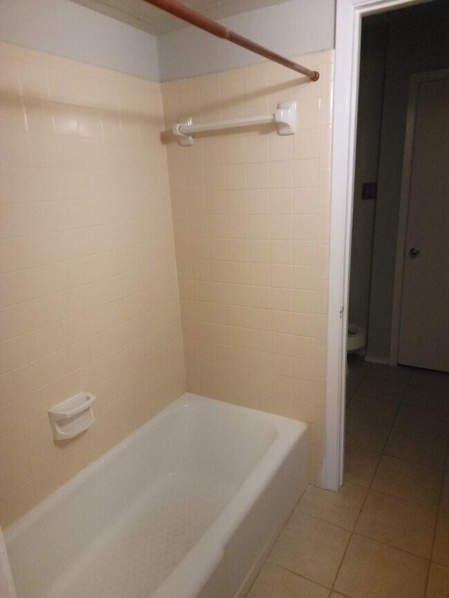 Building Photo - 1104-1106 Suburban Drive