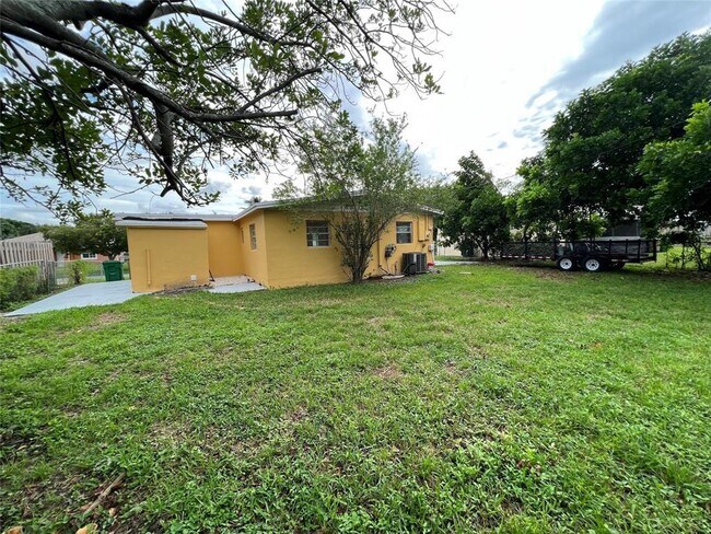 Building Photo - 5721 SW 38th St