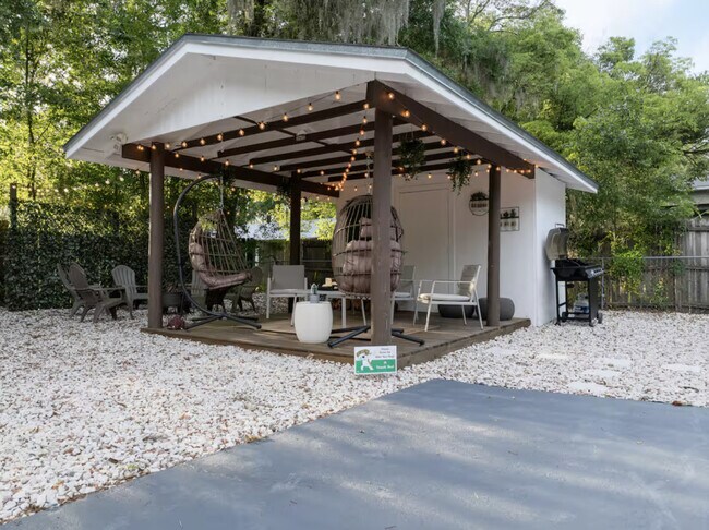 Building Photo - 3204 NW 10th St