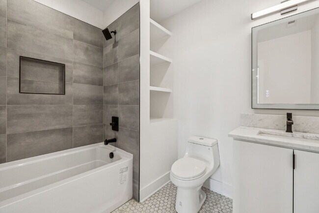 Building Photo - "Spacious 4-Bed, 4-Bath Gem in Nashville -...