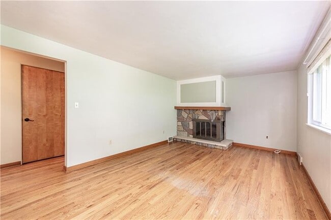 Building Photo - 1431 Lakeside Dr