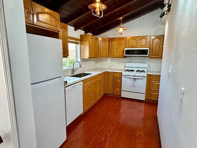 Building Photo - Charming 2 Bed / 2 Bath Coastal Retreat with Ocean Views in Ocean Beach