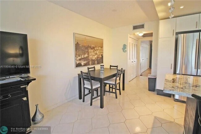 Building Photo - 4008 Berkshire A