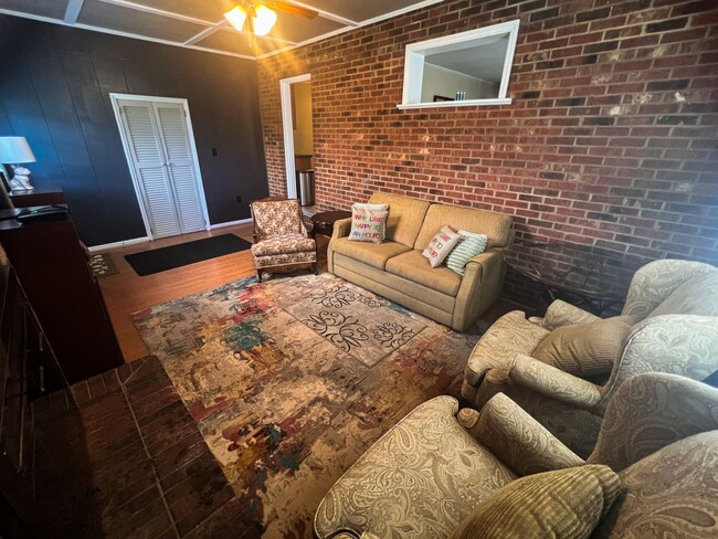 Building Photo - Charming 3 bedroom, 1 1/2 bathroom home in...