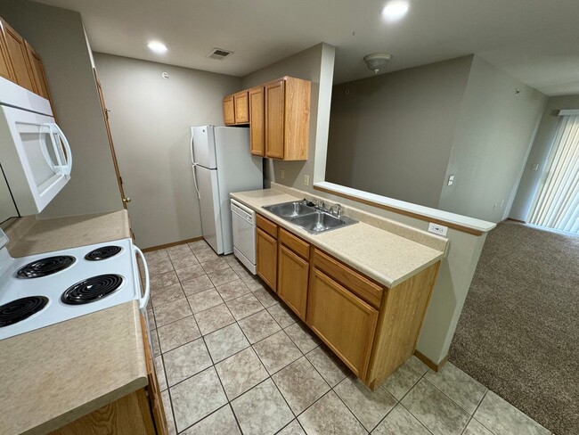 Building Photo - 2 bedroom 2 bath apartment at Parkwood Apa...