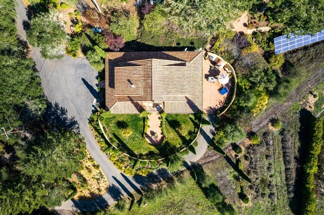 Building Photo - 17580 Taylor Ln
