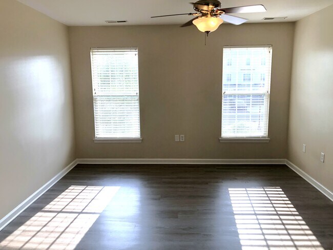 Building Photo - 1001 Meadow View Dr