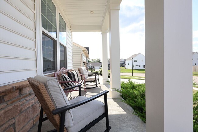Building Photo - 4 Bedroom, 4 Bath Home w/Backyard Heated Pool overlooking Pearl's Fen