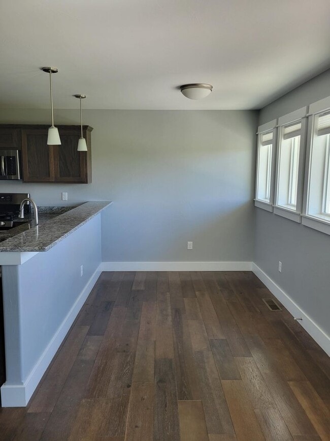 Building Photo - 3 Bedroom, 2 1/2 Bathroom Townhouse -2 weeks free rent with 1-year lease-