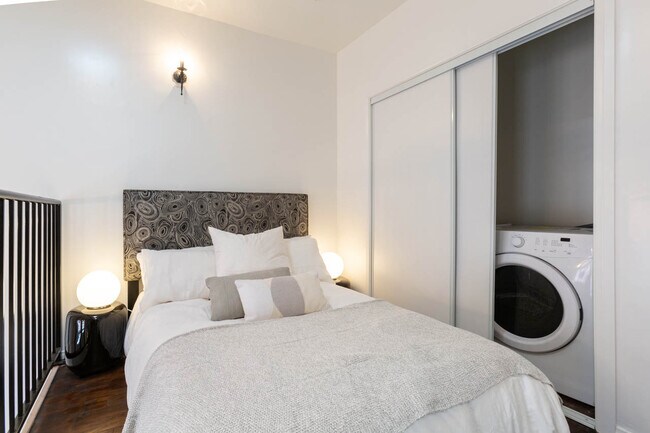 Building Photo - 900 N Hoover St