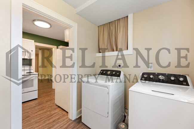 Building Photo - 221 N Walnut St