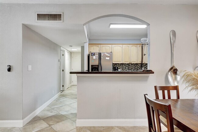 Building Photo - 744 NE 14th Ave