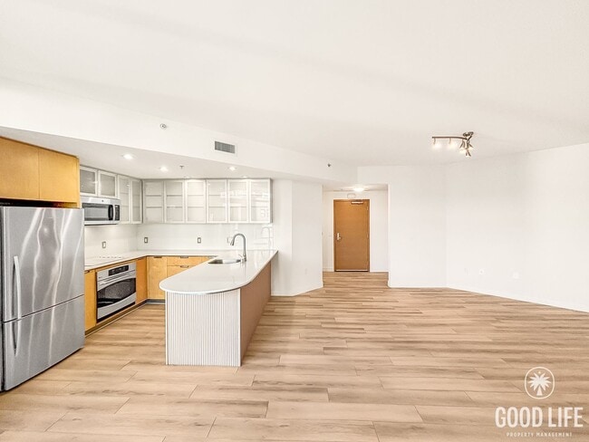 Building Photo - Stunning 2BD/2BA Condo in Downtown W/ W/D, High Ceilings, Community Pool, Spa, & Fitness Center!