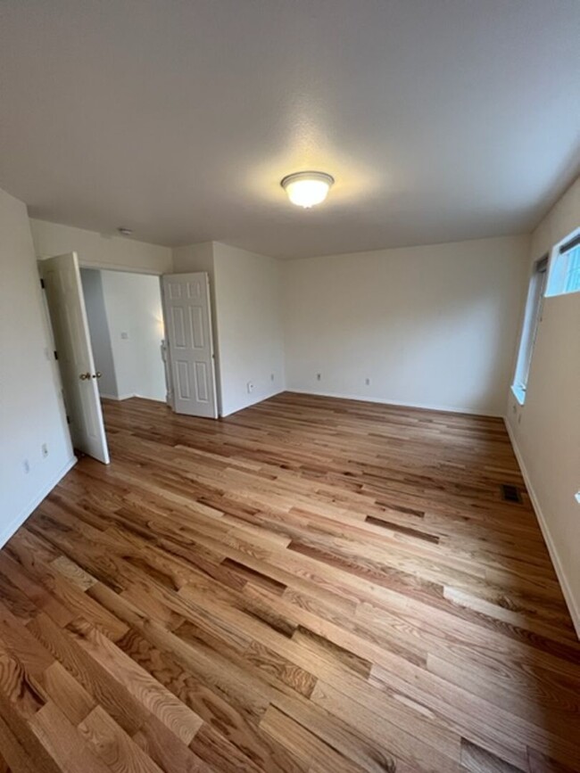 Building Photo - Beautiful 4 Bedroom Eagle River Home!