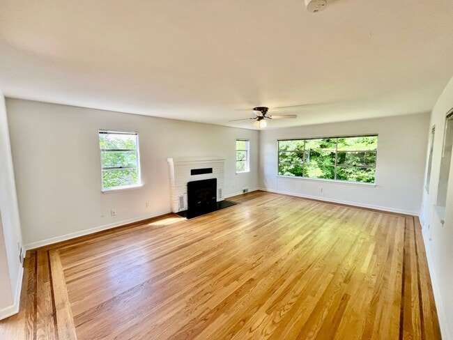 Building Photo - Newly Renovated Seattle 3bed 2bath Home