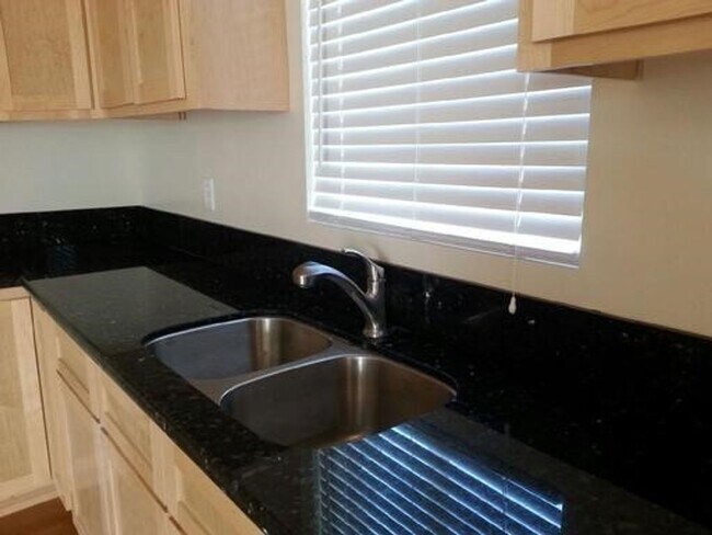 Building Photo - BELLA APARTMENTS: Beautiful 1 Bed - 1 Bath