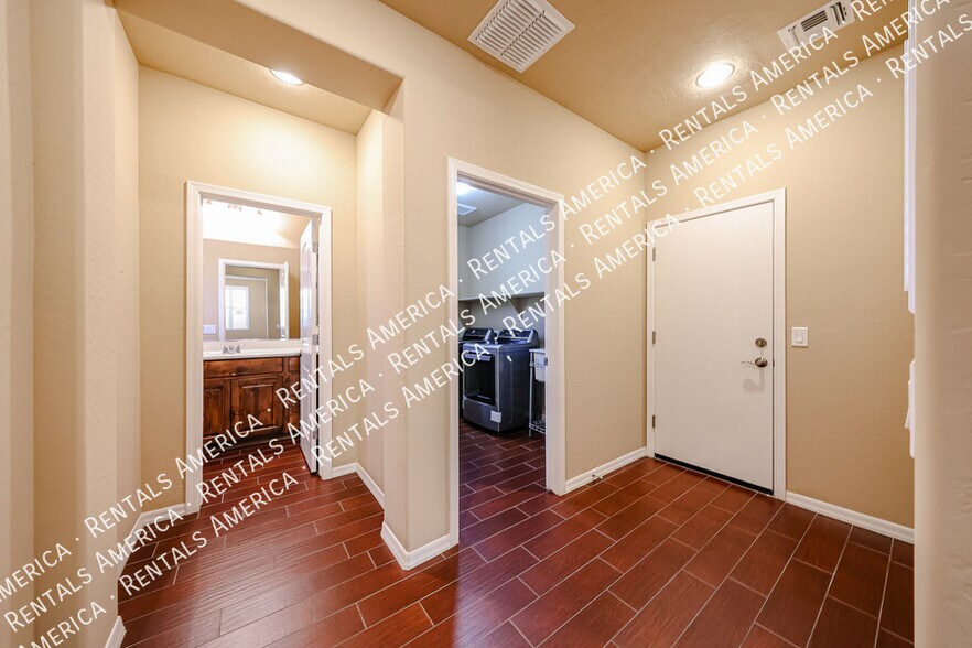 Building Photo - 3575 S Jasmine Dr