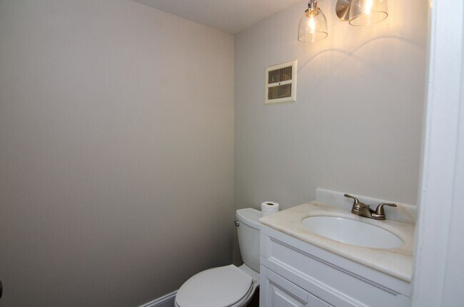 Building Photo - Newly remodeled condo