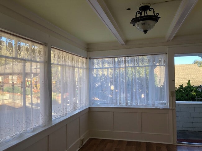 Building Photo - Historic 2-bedroom, 1.5 bath home in the h...