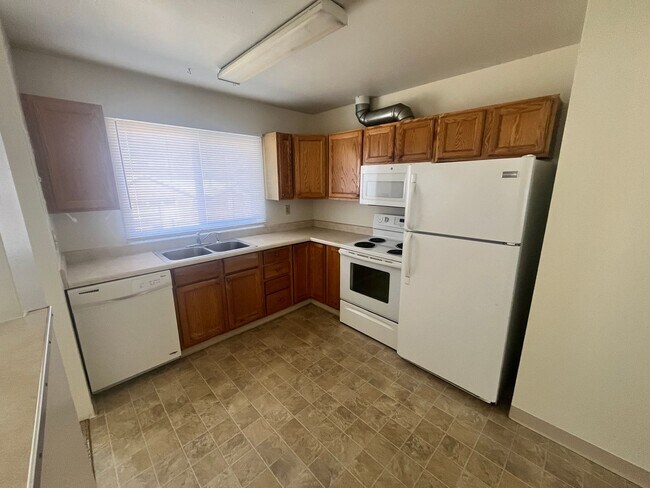 Building Photo - 1702 Holmes Dr