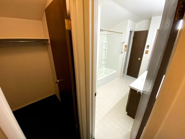 Building Photo - 3 Bedroom, 1.5 Bathroom Townhouse Next to High School and Middle School