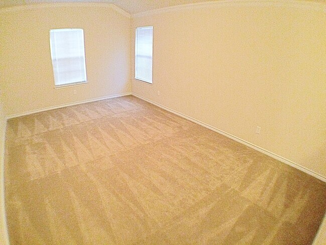 Building Photo - Newly Updated Expansive 5 Bedroom 3.5 Bath...