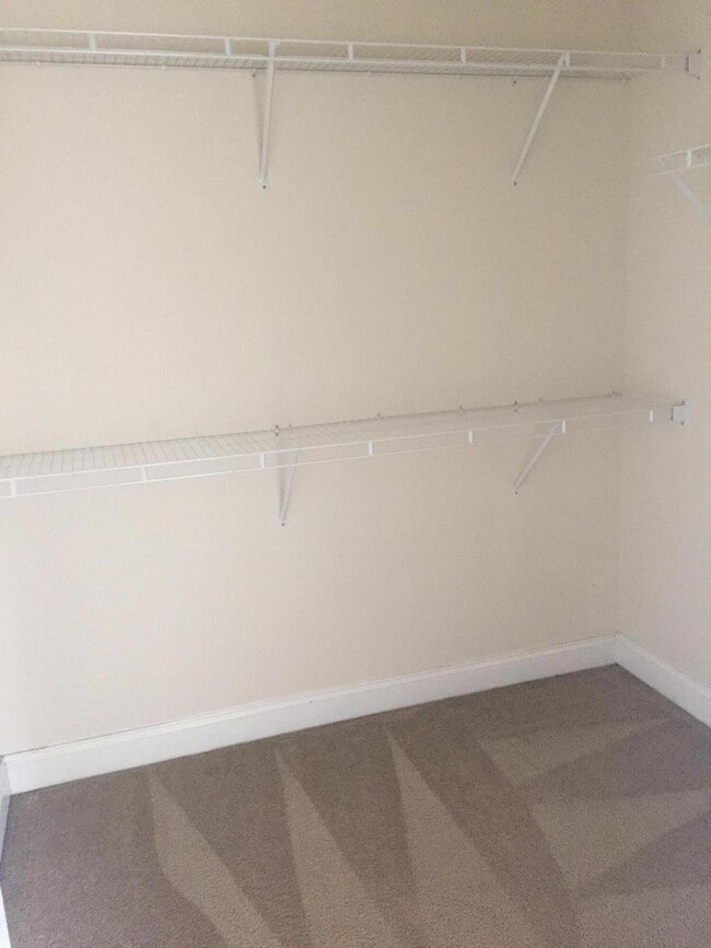 Building Photo - 734 Majestic Dr