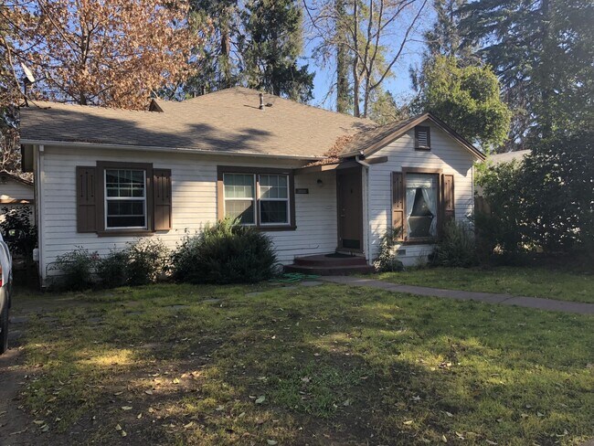 Building Photo - *RESERVE FOR SUMMER 2026* 5 Bedroom 3 Bath Chico Charmer