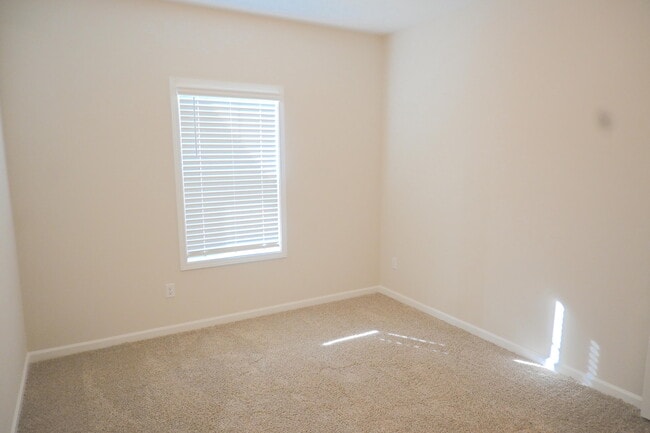 Building Photo - 983 Manitou Cir