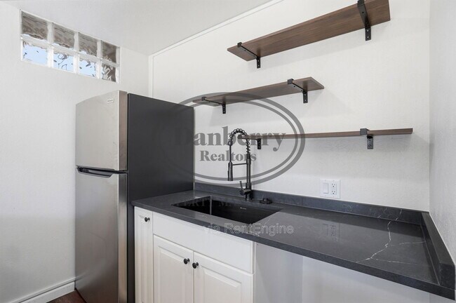 Building Photo - 1133 N Byrne Rd