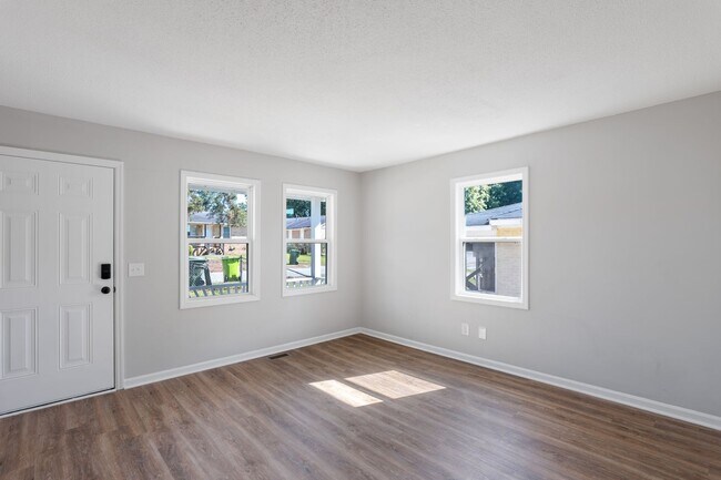 Building Photo - 102 Burdock Cir