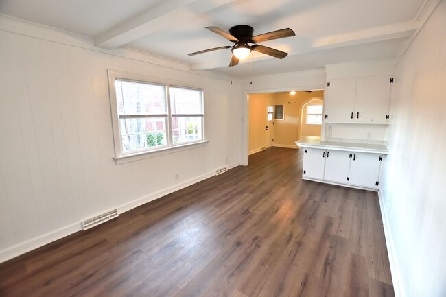 Building Photo - 205 S Mayo St