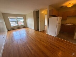 Building Photo - Beautifully-Maintained 1-Bedroom & Central...