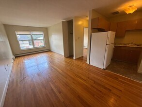 Building Photo - Beautifully-Maintained 1-Bedroom & Central...