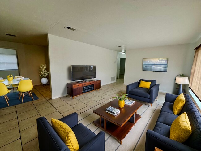 Building Photo - Charming 3-Bedroom, 1.5-Bathroom Home with Stunning Lake Views