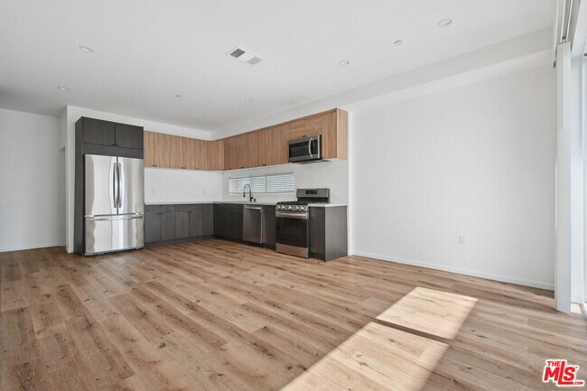 Building Photo - 662 N Mariposa Ave