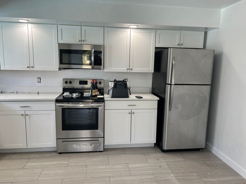 Building Photo - 4712 SE 5th Pl