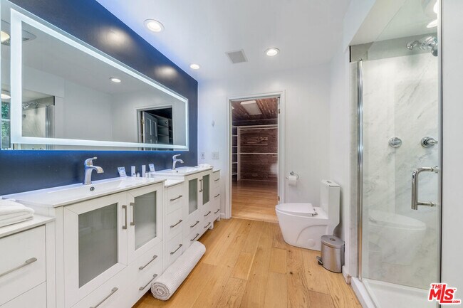 Building Photo - 9305 Beverlycrest Dr