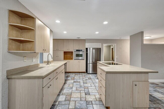 Building Photo - 1402 Cormorant Rd