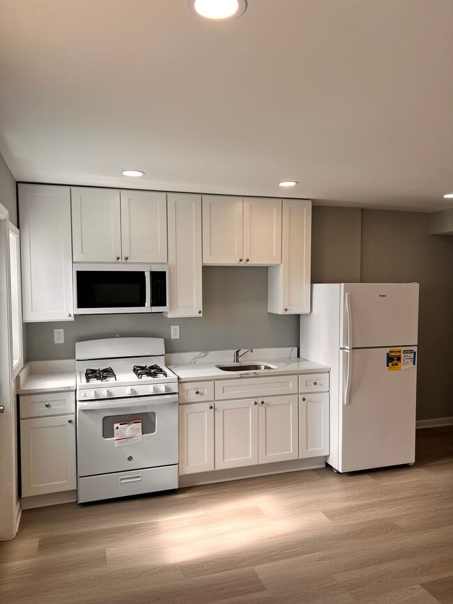 Building Photo - 3 BEDROOM TOWNHOME **VOUCHERS ONLY**