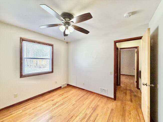 Building Photo - 2109 Lake Point Dr