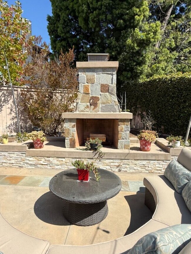 Building Photo - 5 bedroom home in Huntington Beach
